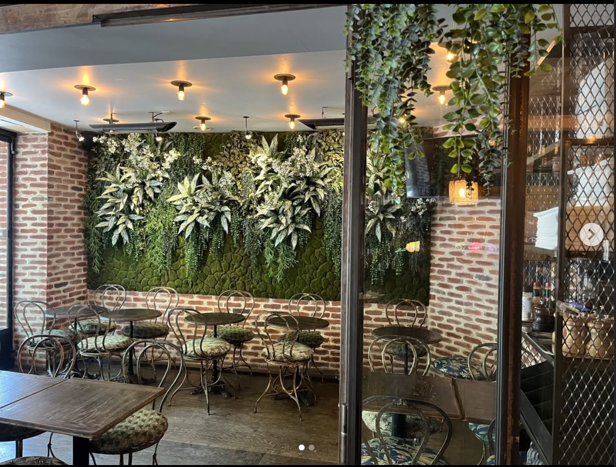 Salle et décoration végétale du restaurant Le Pré en Bulles
